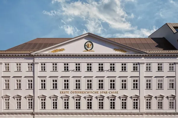 The white neoclassical facade of Rosewood Vienna on Petersplatz, with Erste Österreichische Spar-Casse lettered across it